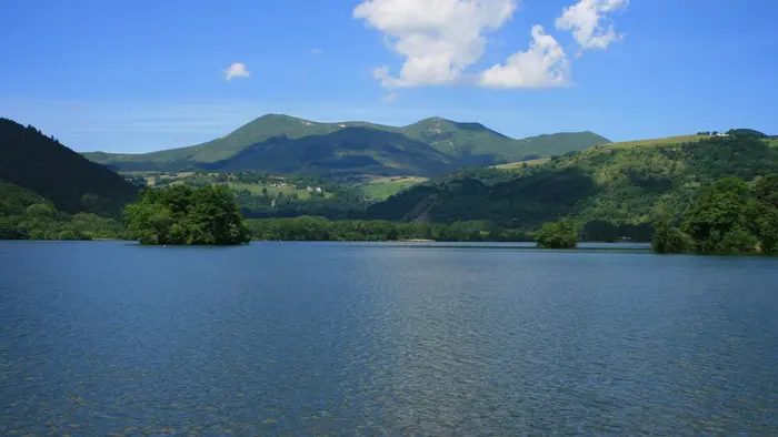Une piscine couverte face à la vallée