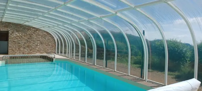 Une piscine couverte face à la vallée