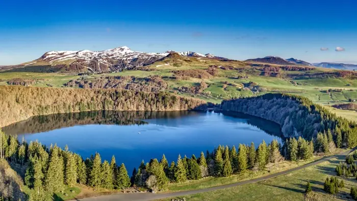 Une piscine couverte face à la vallée