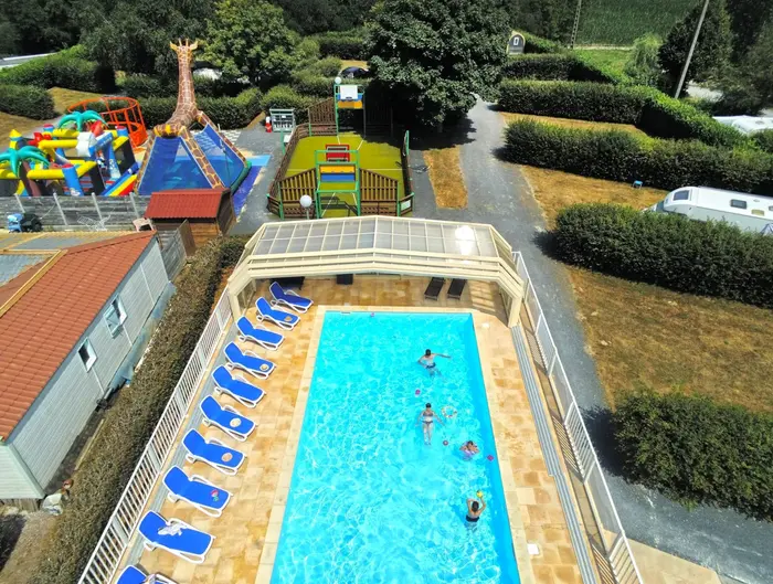 Une piscine couverte chauffée avec pataugeoire