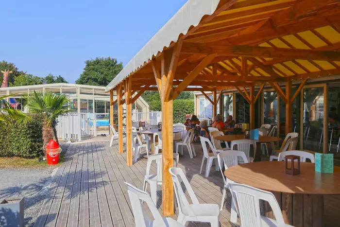 Une piscine couverte chauffée avec pataugeoire