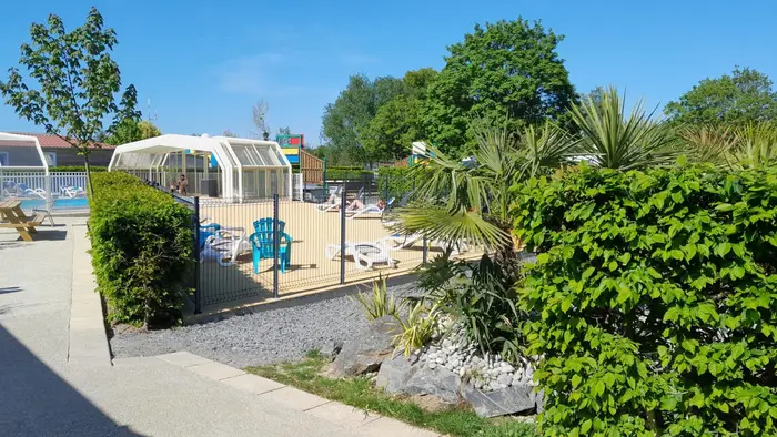 Une piscine couverte chauffée avec pataugeoire