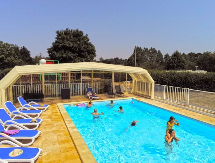 Une piscine couverte chauffée avec pataugeoire