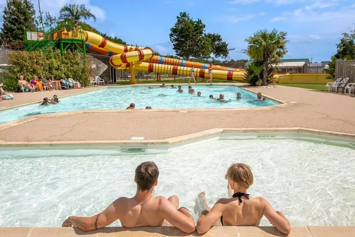Deux piscines chauffées et un toboggan