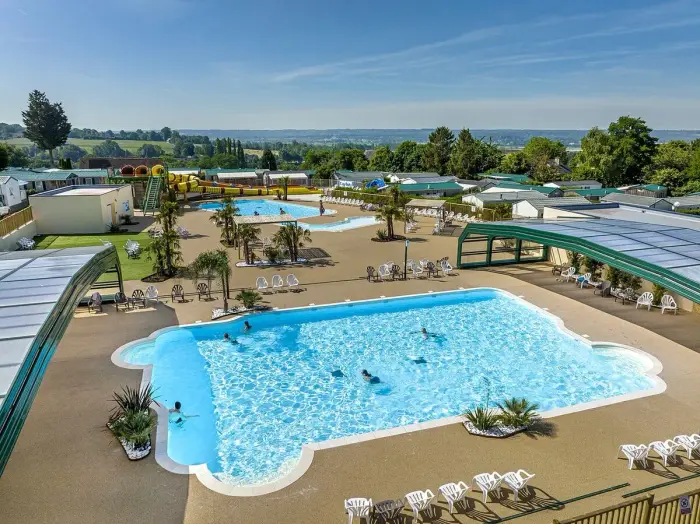 Deux piscines chauffées et un toboggan