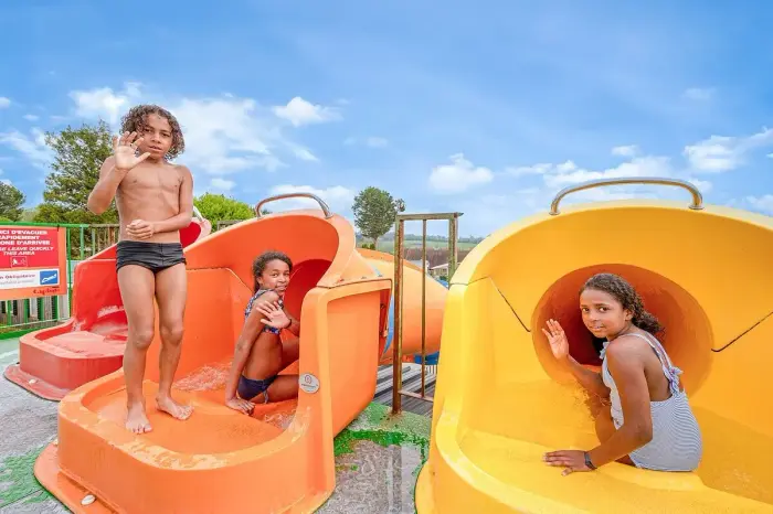 Deux piscines chauffées et un toboggan