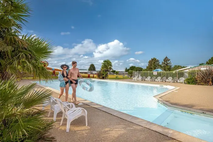Deux piscines chauffées et un toboggan