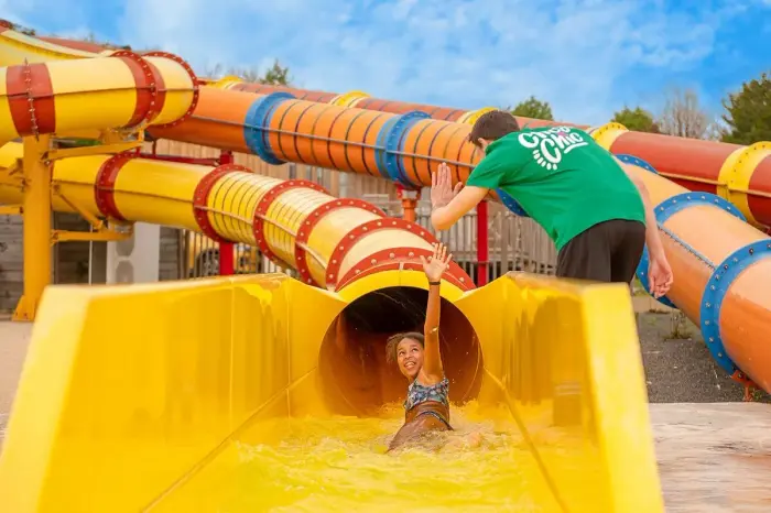 Deux piscines chauffées et un toboggan