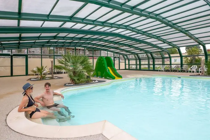 Deux piscines chauffées et un toboggan