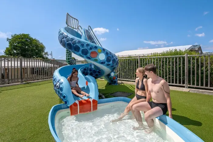 Deux piscines chauffées et un toboggan