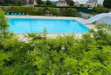 Une piscine chauffée près de la mer