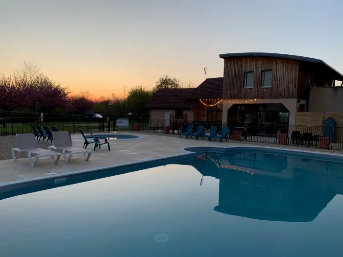 Piscine chauffée et pataugeoire en été
