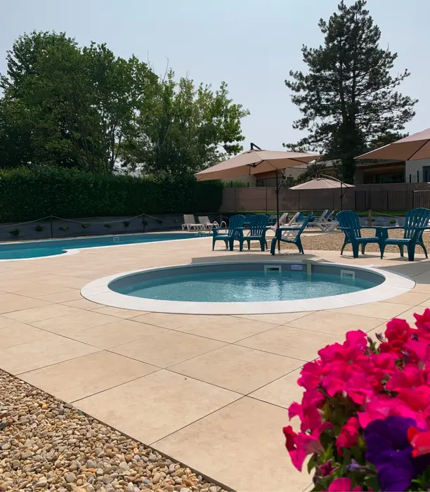 Piscine chauffée et pataugeoire en été