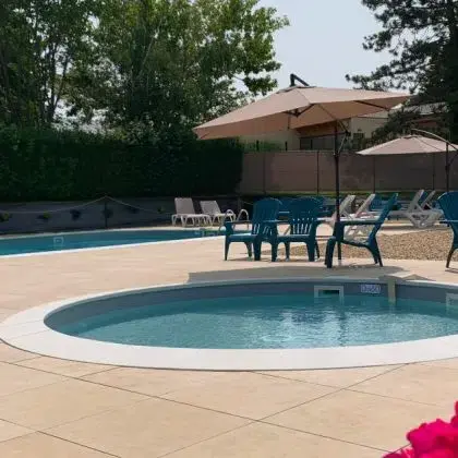 Piscine chauffée et pataugeoire en été