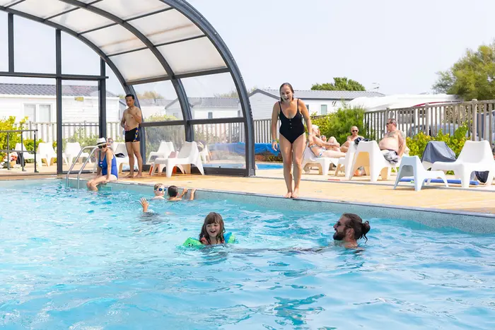 Une baignade couverte face au littoral