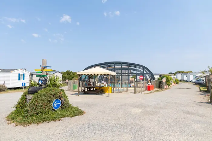 Une baignade couverte face au littoral