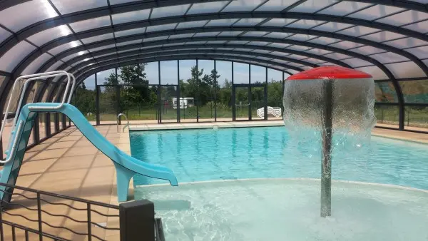 Une piscine couverte de mai à septembre