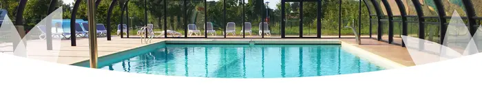 Une piscine couverte de mai à septembre