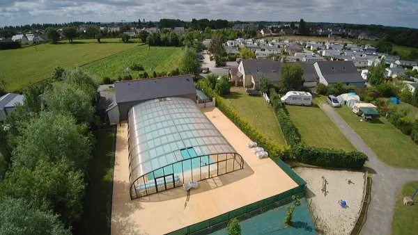 Une piscine couverte de mai à septembre