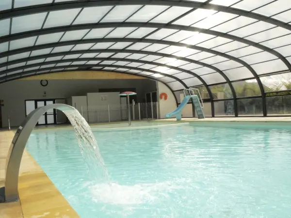 Une piscine couverte de mai à septembre