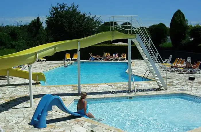Une baignade estivale avec toboggan