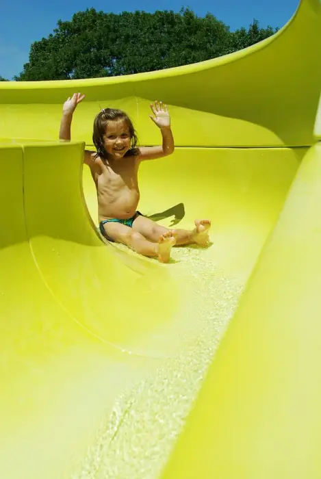 Une baignade estivale avec toboggan