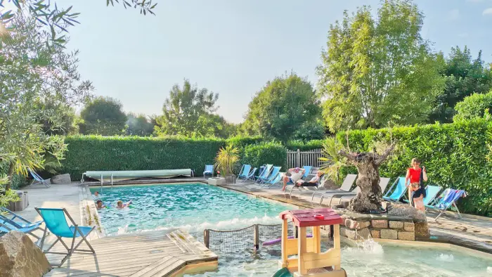 Une baignade chauffée au cœur des arbres