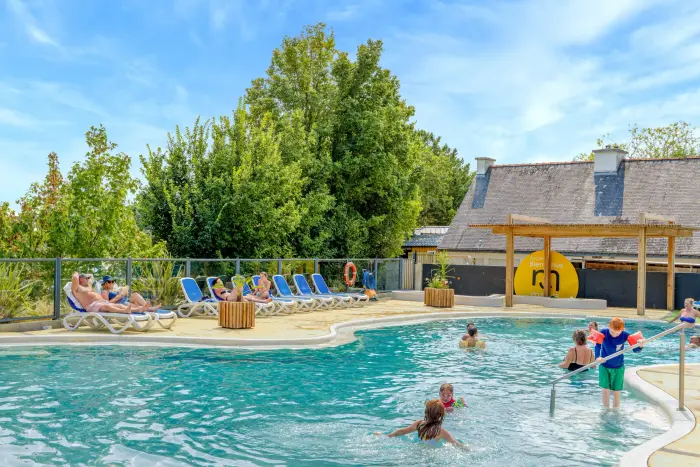 Une baignade chauffée face au lac