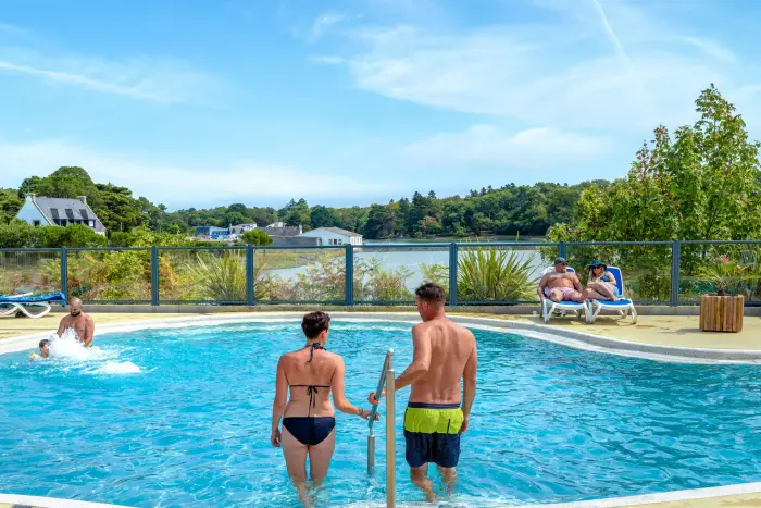 Une baignade chauffée face au lac