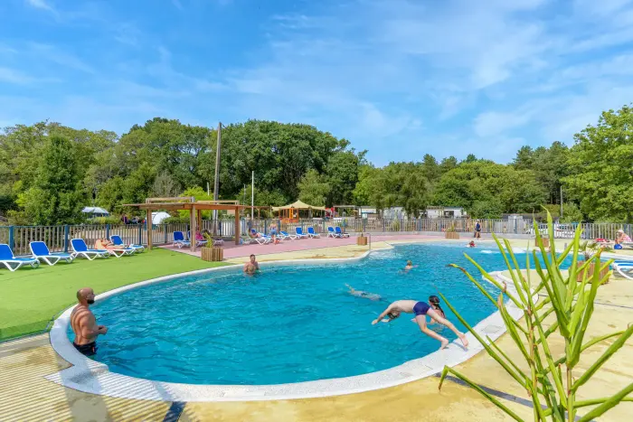 Une baignade chauffée face au lac