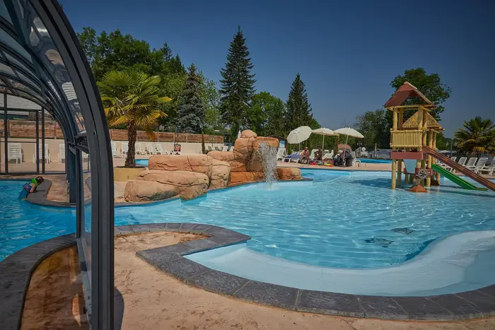 Piscine chauffée et pataugeoire en été
