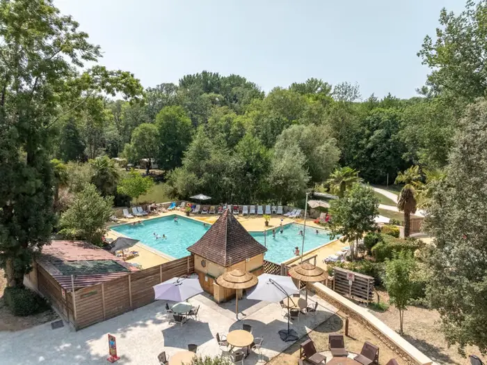 Piscine chauffée et pataugeoire en été