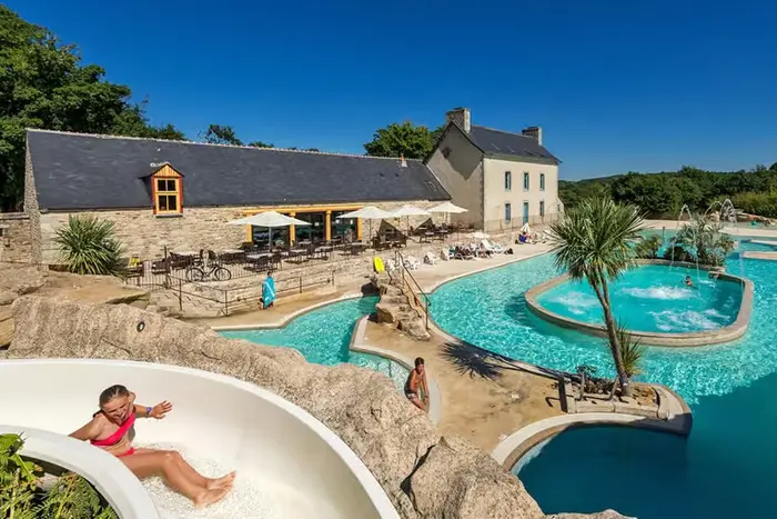 Deux bassins et glisse en famille