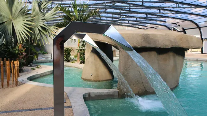 Une baignade couverte avec rivière