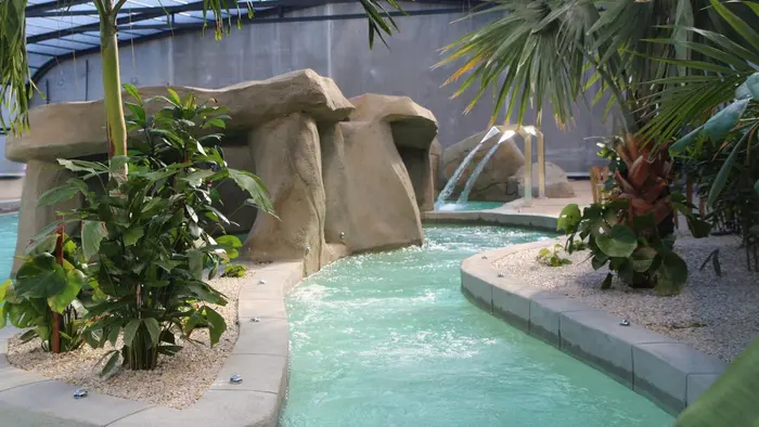 Une baignade couverte avec rivière