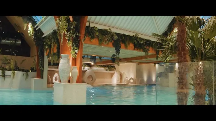 Une piscine couverte tournée vers la détente