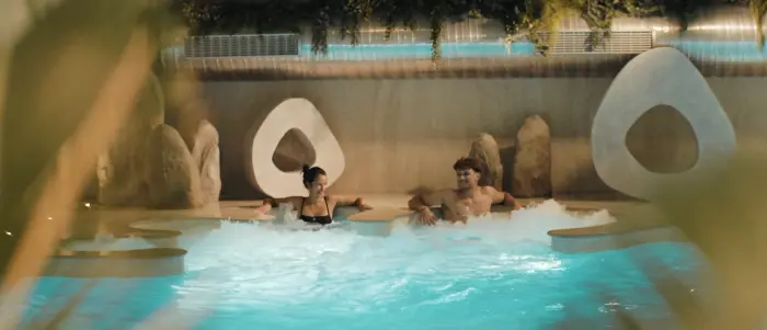 Une piscine couverte tournée vers la détente