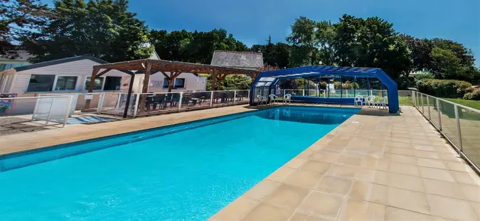 Une piscine couverte chauffée au camping
