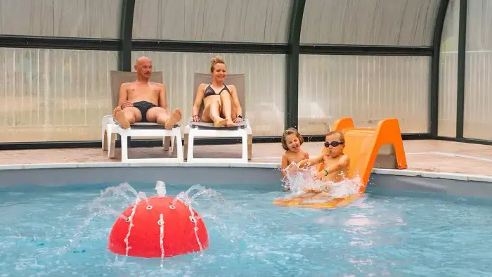 Une baignade couverte pour la famille