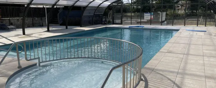 Piscine couverte et étang tout proche