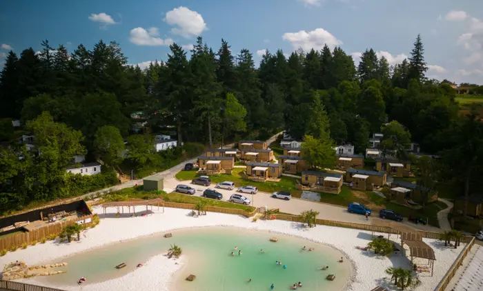 Entre piscines chauffées et étang aménagé