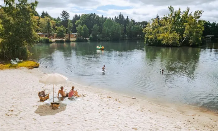 Entre piscines chauffées et étang aménagé