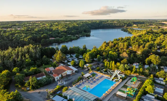 Entre piscines chauffées et étang aménagé