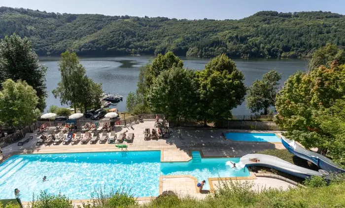 Entre piscines chauffées et étang aménagé