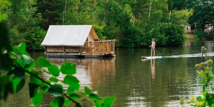 Entre piscines chauffées et étang aménagé