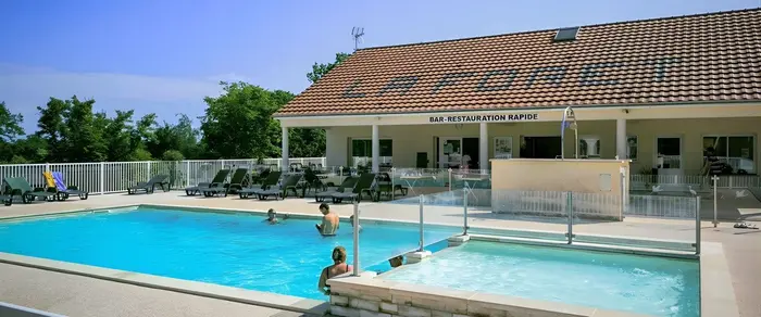 Une baignade chauffée près du restaurant