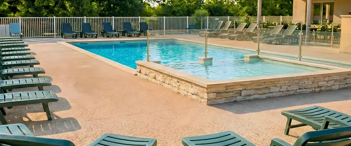 Une baignade chauffée près du restaurant