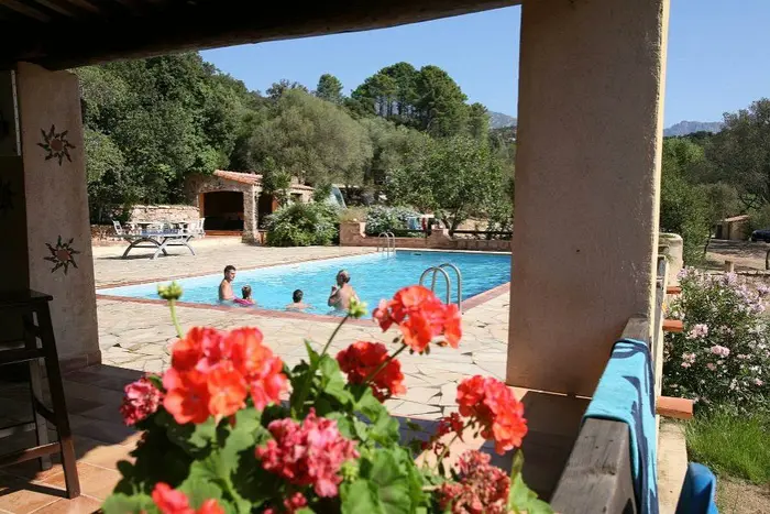 Piscine et rivière pour varier les baignades