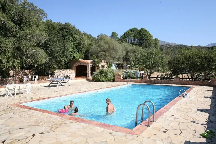 Piscine et rivière pour varier les baignades