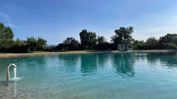 Baignade entre piscine et plan d'eau